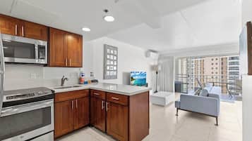 Departamento, 1 habitación, frente al mar | Cocina privada | Refrigerador, microondas, horno y parrilla de estufa