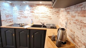 Coffee/tea maker, fridge, microwave, oven - Typical house with pool and garden, quiet parking - Saintes Les Cuves (Chaniers)