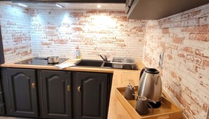 Réfrigérateur, four à micro-ondes, un four, surface de cuisson