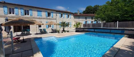 Una piscina al aire libre