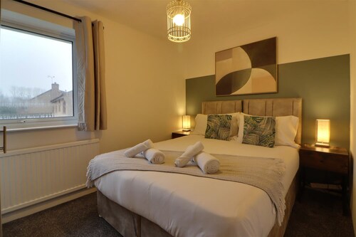 Spacious 5-bedroom house in enchanting Peterborough with fitness room