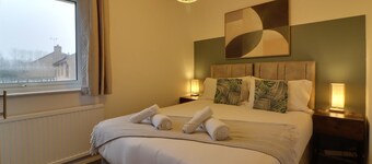 Spacious 5-bedroom house in enchanting Peterborough with fitness room