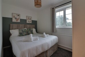 5 bedrooms, iron/ironing board, WiFi, bed sheets