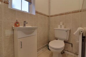 Chuveiro, secador de cabelo, toalhas de banho, sabonete