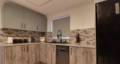 Spacious 5-bedroom house in enchanting Peterborough with fitness room