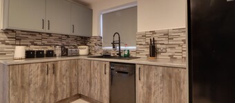 Spacious 5-bedroom house in enchanting Peterborough with fitness room