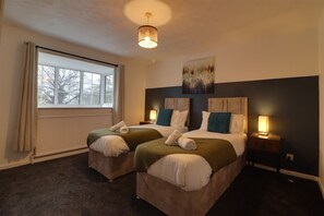 5 bedrooms, iron/ironing board, WiFi, bed sheets