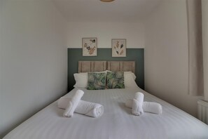 5 bedrooms, iron/ironing board, WiFi, bed sheets