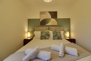 5 bedrooms, iron/ironing board, WiFi, bed sheets