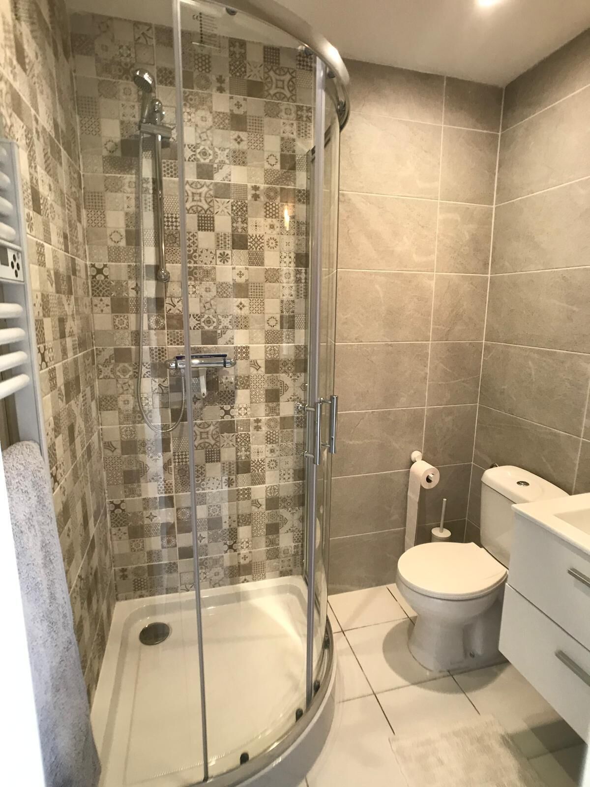 Sèche-cheveux, serviettes fournies, papier toilette