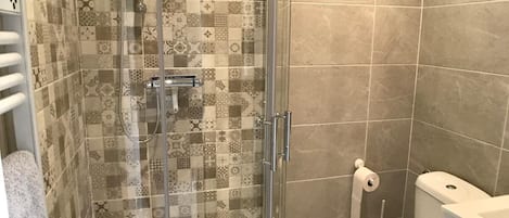 Haartrockner, Handtücher, Toilettenpapier