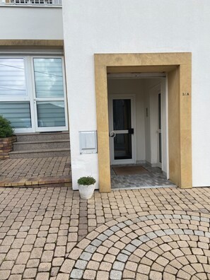 Exterior detail - Large studio (Saulny)