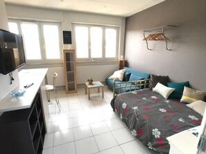 1 habitación, tabla de planchar con plancha, internet y ropa de cama 