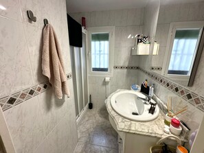 Shower, hair dryer, towels, soap - Apartment near the Palacio de Congresos (Granada Centro)