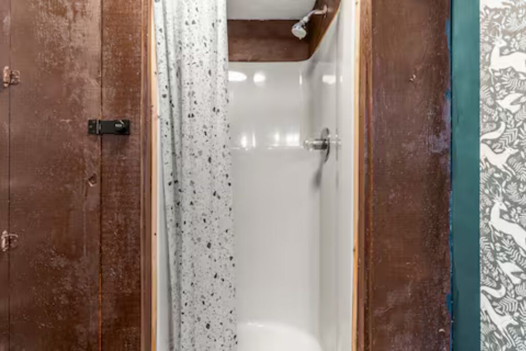 Sèche-cheveux, serviettes fournies, savon, papier toilette