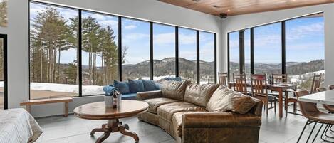 Smart-TV, Kamin, Bücher