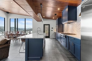 Fridge, microwave, oven, stovetop - Casita Alta 
Luxury house with heated pool in Woodstock, VT (Woodstock)