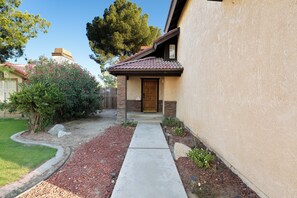 Private entry walkway to the home.  - 3-bedroom house in gorgeous Bakersfield with Balcony & Large Yard (Bakersfield)
