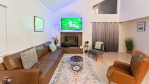 Smart TV - 3-bedroom house in gorgeous Bakersfield with Balcony & Large Yard (Bakersfield)
