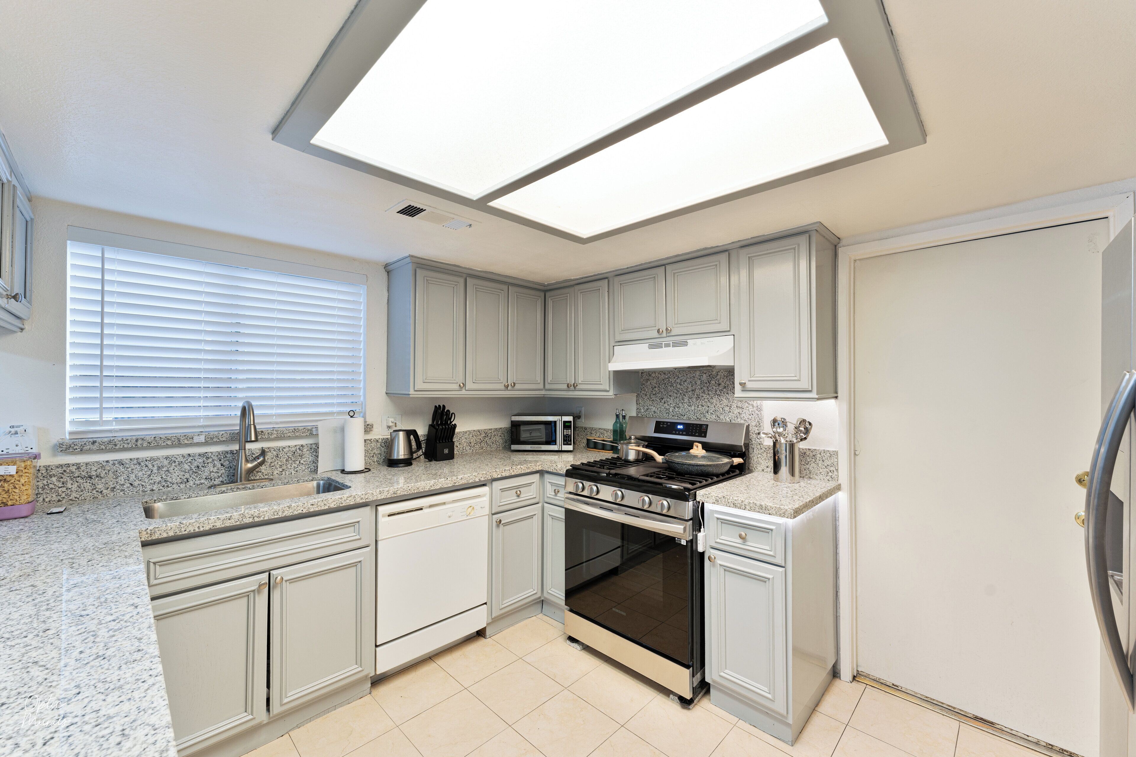 Kjøleskap, mikrobølgeovn, ovn og oppvaskmaskin