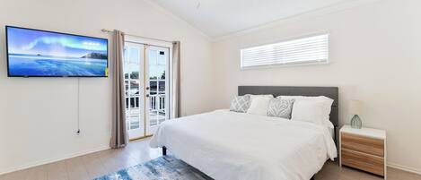 3 habitaciones, tabla de planchar con plancha, wifi y ropa de cama