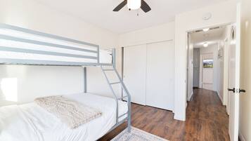 3 bedrooms, iron/ironing board, WiFi, bed sheets