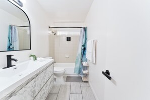 Handtücher, Seife, Shampoo, Toilettenpapier