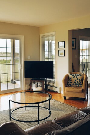 Téléviseur connecté, lecteur de DVD, livres, sélection de films