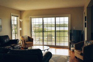 Téléviseur connecté, lecteur de DVD, livres, sélection de films