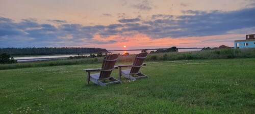 4 br Waterfront Home on 2 acres. Unforgettable Sunsets, Close to Brackley Beach