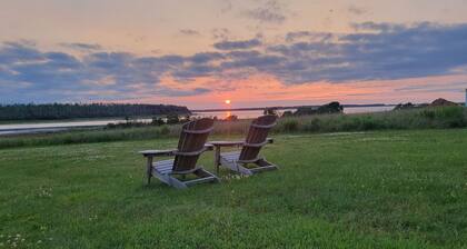 4 br Waterfront Home on 2 acres. Unforgettable Sunsets, Close to Brackley Beach