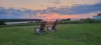 4 br Waterfront Home on 2 acres. Unforgettable Sunsets, Close to Brackley Beach