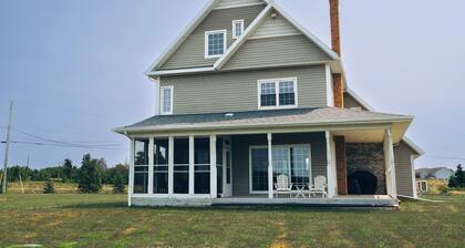 4 br Waterfront Home on 2 acres. Unforgettable Sunsets, Close to Brackley Beach