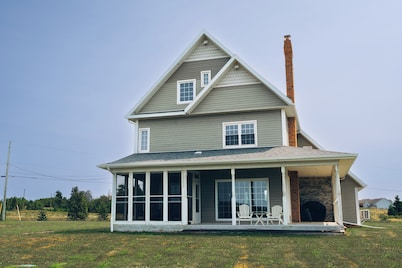4 br Waterfront Home on 2 acres. Unforgettable Sunsets, Close to Brackley Beach