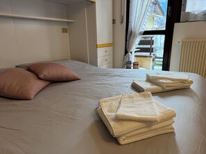 1 bedroom, WiFi, bed sheets - Cozy Alpine Studio in Aprica - Near Ski Slopes, Parking & Wi-Fi (Aprica)
