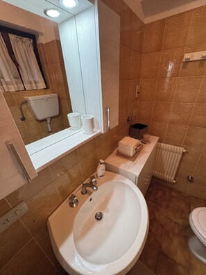 Hårføner, håndklær, såpe og toalettpapir