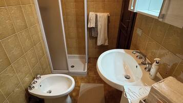 SÚche-cheveux, serviettes fournies, savon, papier toilette