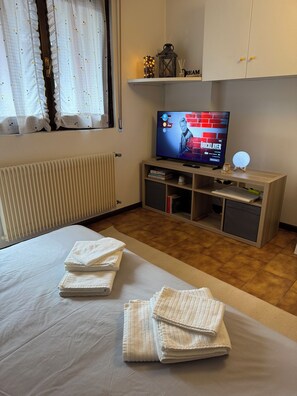 1 bedroom, WiFi, bed sheets - Cozy Alpine Studio in Aprica - Near Ski Slopes, Parking & Wi-Fi (Aprica)