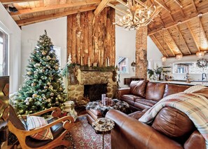 Smart TV, lareira, livros, impressoras