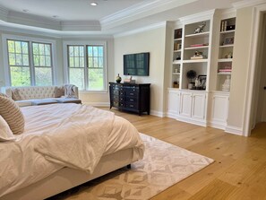 5 bedrooms, iron/ironing board, WiFi, bed sheets - Spacious 5-bedroom house in gorgeous Indian Hill with heated pool and gym (Cincinnati)