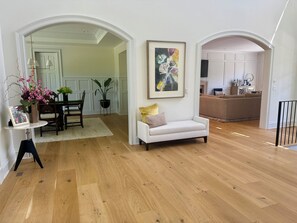 Living area - Spacious 5-bedroom house in gorgeous Indian Hill with heated pool and gym (Cincinnati)