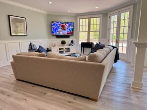Living area - Spacious 5-bedroom house in gorgeous Indian Hill with heated pool and gym (Cincinnati)