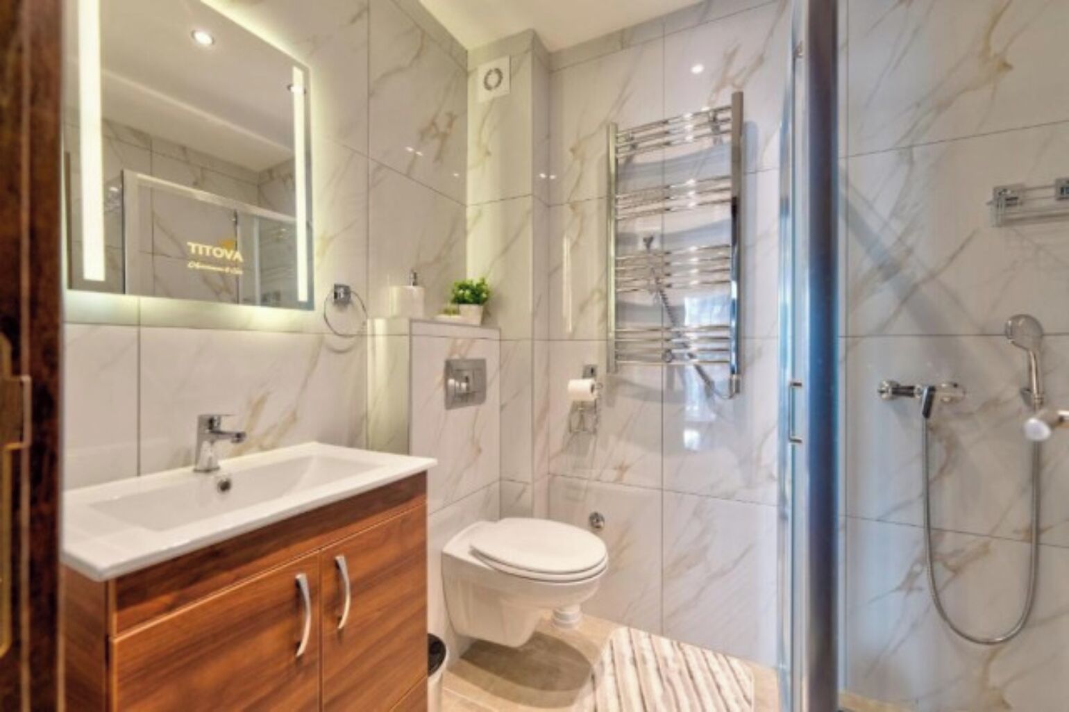 Amenidades de baño gratuitas, secadora de cabello, toallas, jabón 