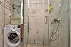 Amenidades de baño gratuitas, secadora de cabello, toallas, jabón 