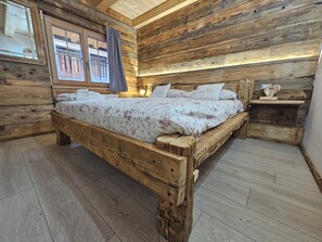 3 bedrooms, free WiFi, bed sheets, wheelchair access