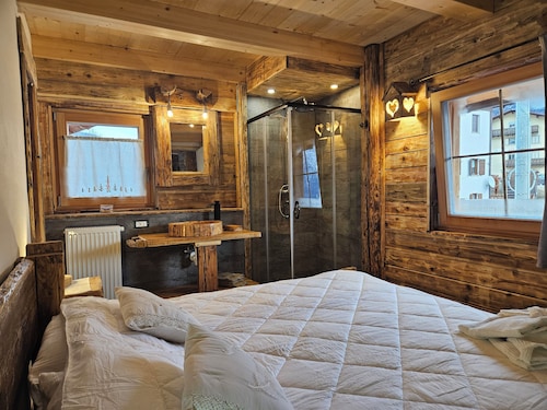 Chalet between Cortina d'Ampezzo and the Marmolada, Tabià Falesia 