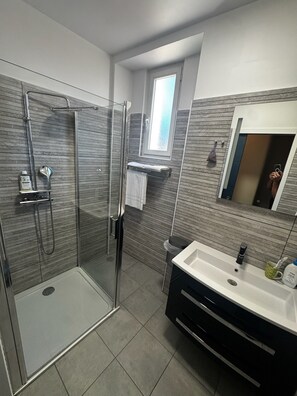 Haartrockner, Handtücher, Toilettenpapier