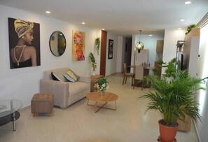 Smart TV - Modern, centrally located apartment with mountain views 202 (Medellín)
