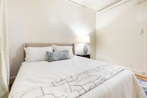 3 bedrooms, iron/ironing board, WiFi, bed sheets - Bright, Charming, and Conveniently Located 3-Bedroom Condo in NW Portland (Portland)