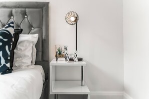 3 habitaciones, escritorio, tabla de planchar con plancha y wifi gratis